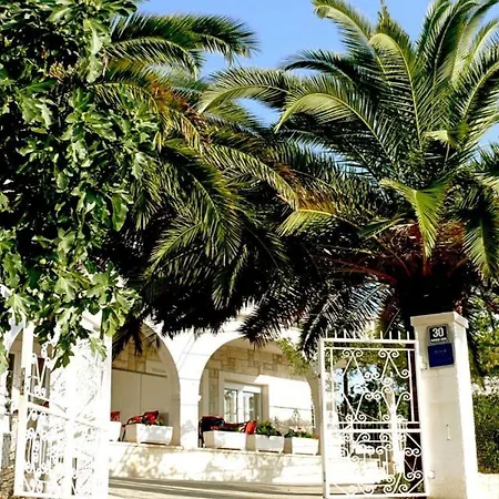 In With Seaview, Terrace, Air Condition, Wifi Apartment